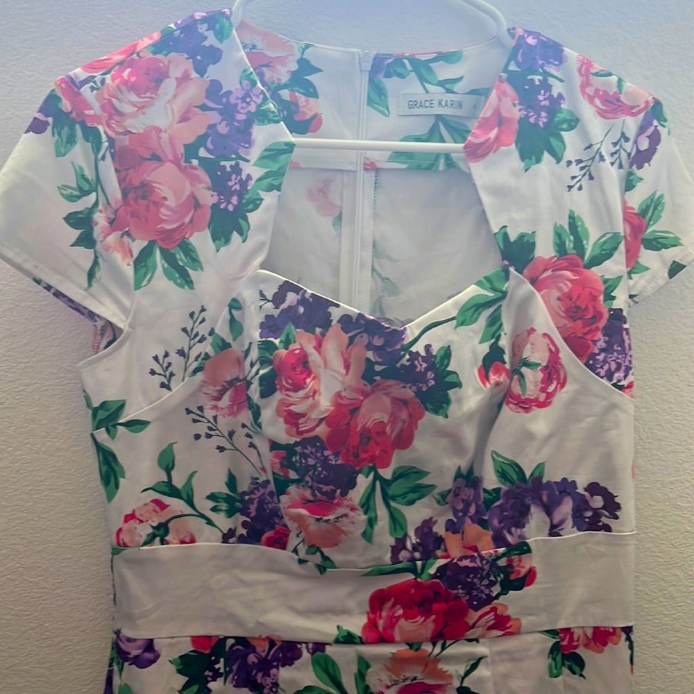 Grace Karin. Medium. White floral.